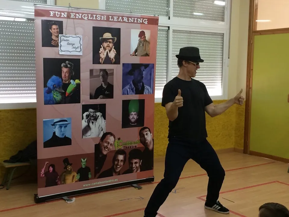 Actor de Chameleon Theatre caracterizado de detective durante una función en inglés en un colegio