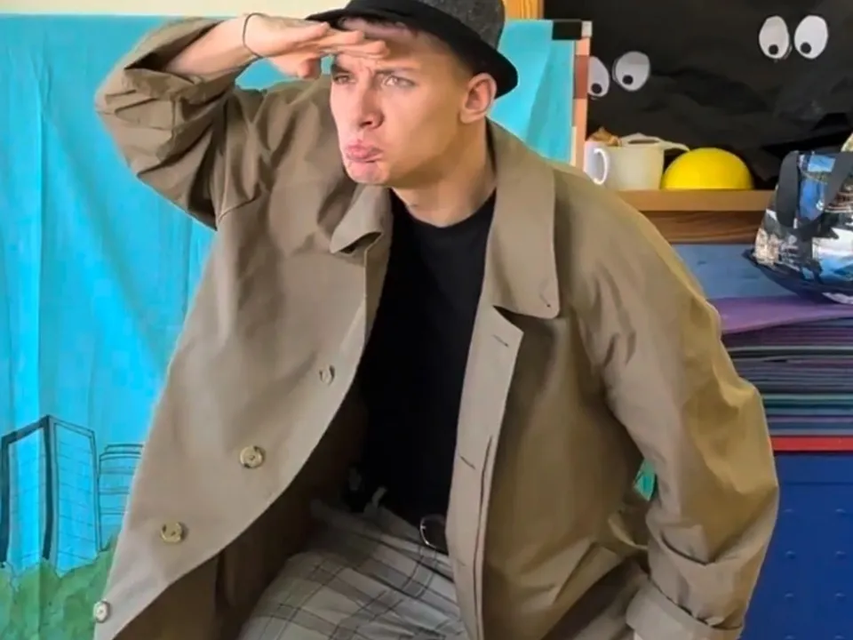 Actor de Chameleon Theatre interpretando una escena cómica de teatro en inglés