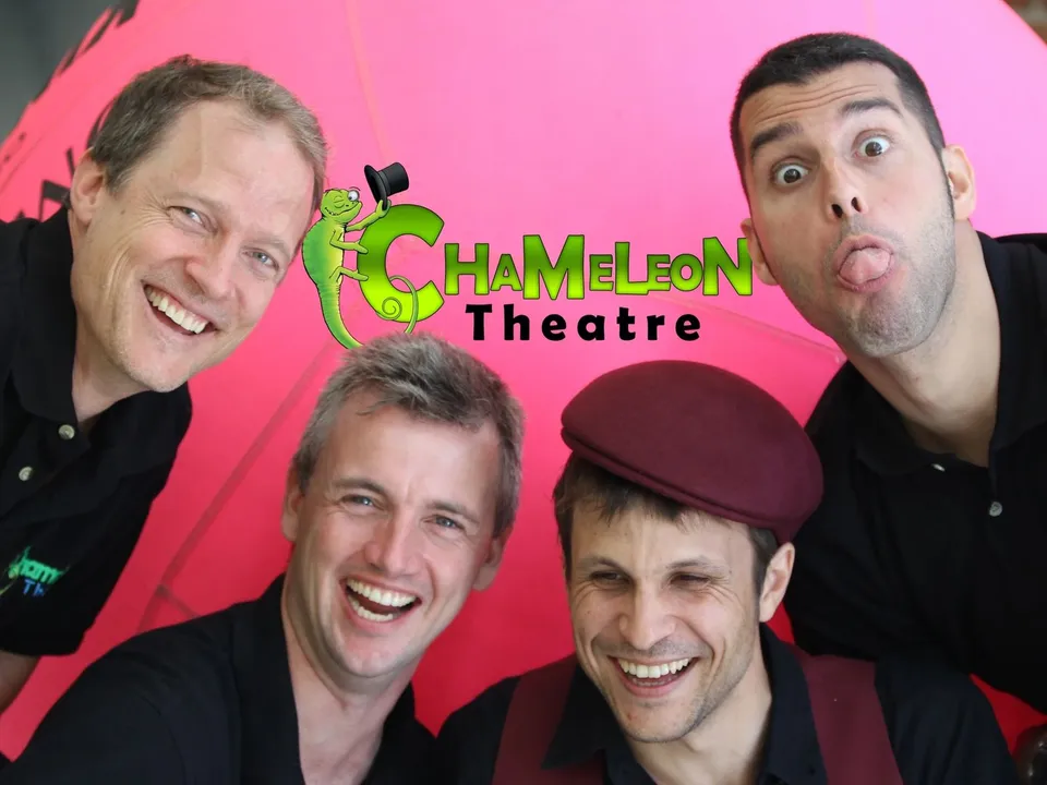 Actores nativos de Chameleon Theatre en un espectáculo en inglés para alumnos