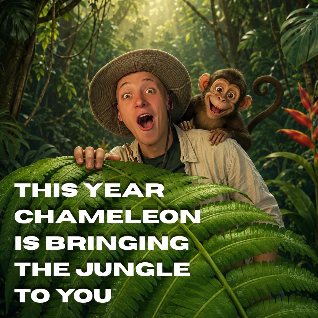 Actor de Chameleon Theatre disfrazado de explorador de la jungla, con un mono sobre el hombro