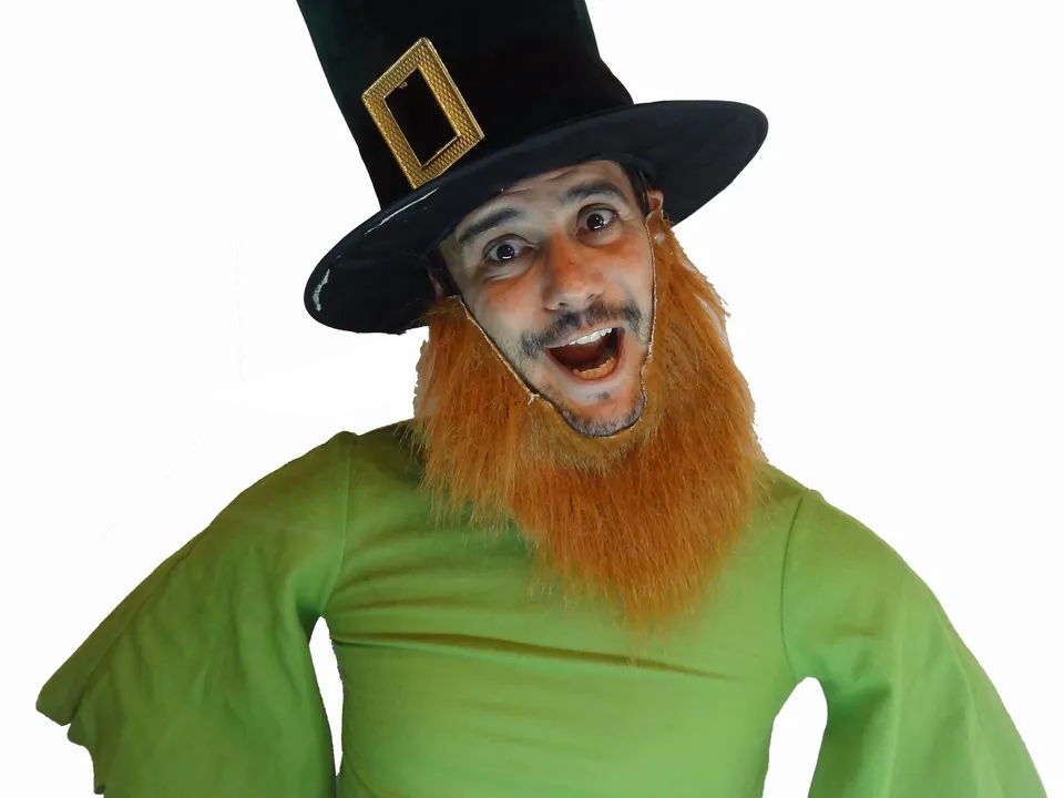 Actor de Chameleon Theatre caracterizado de leprechaun irlandés con sombrero y barba pelirroja