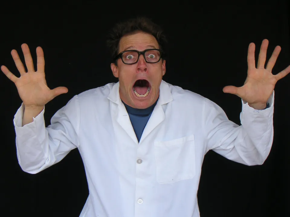 Actor caracterizado de científico loco gritando en una escena de teatro en inglés
