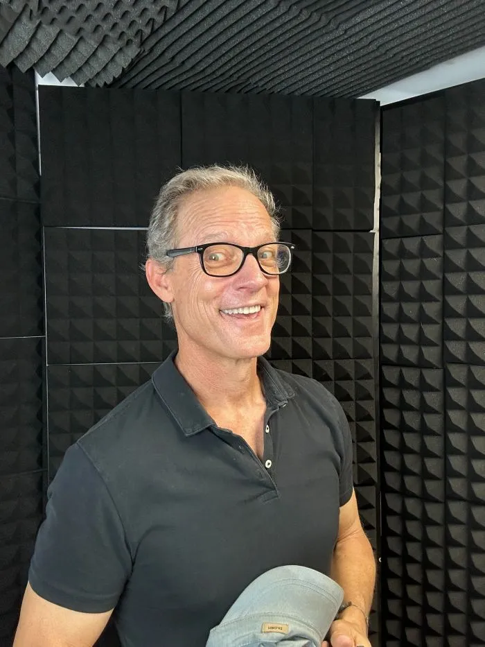 Mike, fundador de Chameleon Theatre, en su estudio de grabación de contenido en inglés