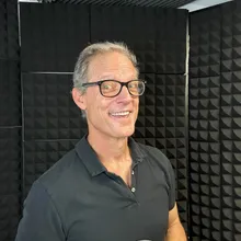 Mike, fundador de Chameleon Theatre, en su estudio de grabación de contenido en inglés
