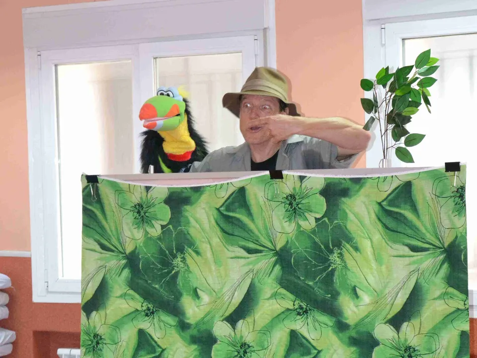Teatrillo de marionetas montado en un aula durante una función en inglés de Chameleon Theatre
