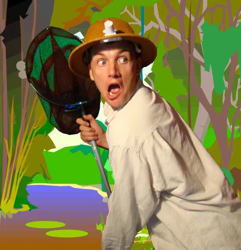 Actor de Chameleon Theatre caracterizado de explorador con cazamariposas en una escena de selva