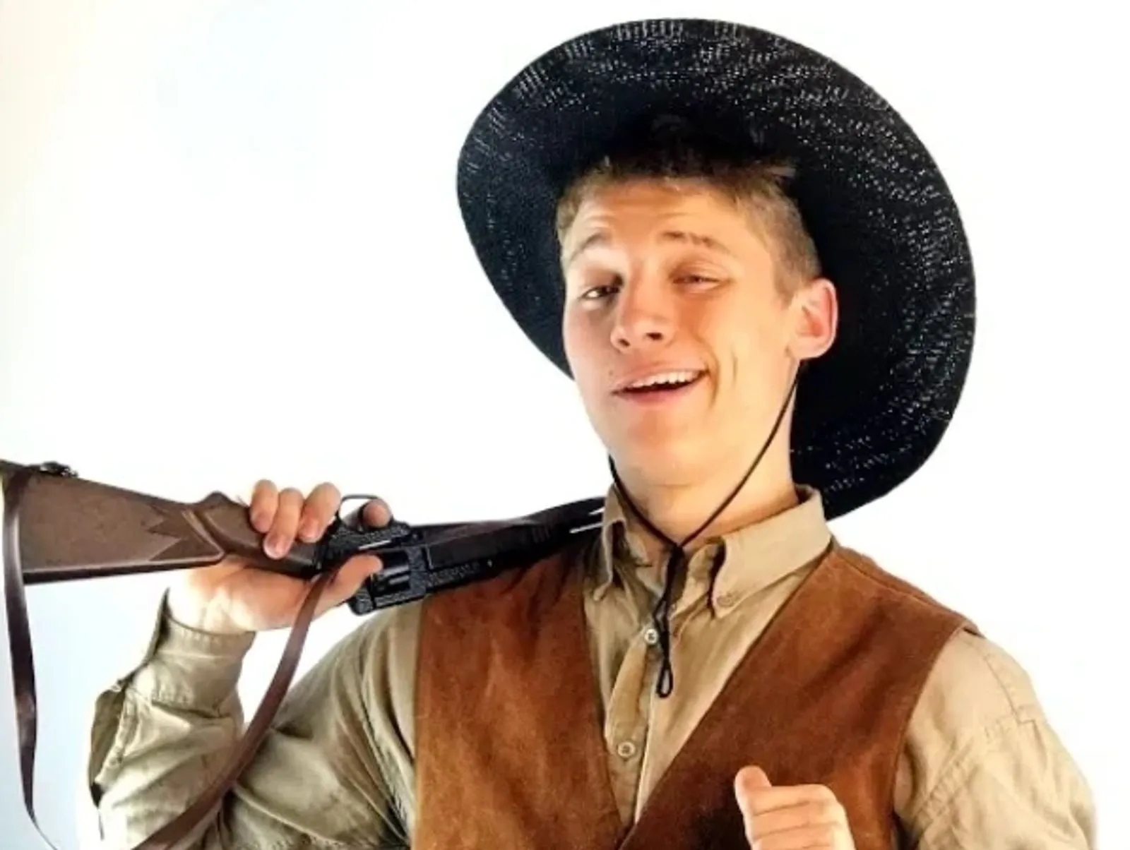Sam, actor de Chameleon Theatre con sombrero negro de explorador