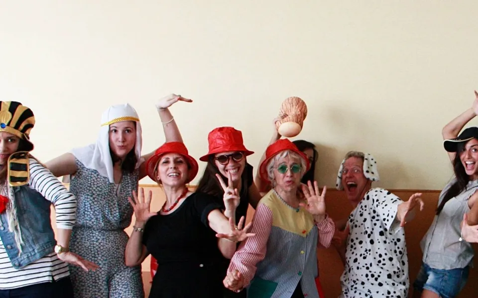 El equipo de Chameleon Theatre al completo tras un show en inglés en un colegio