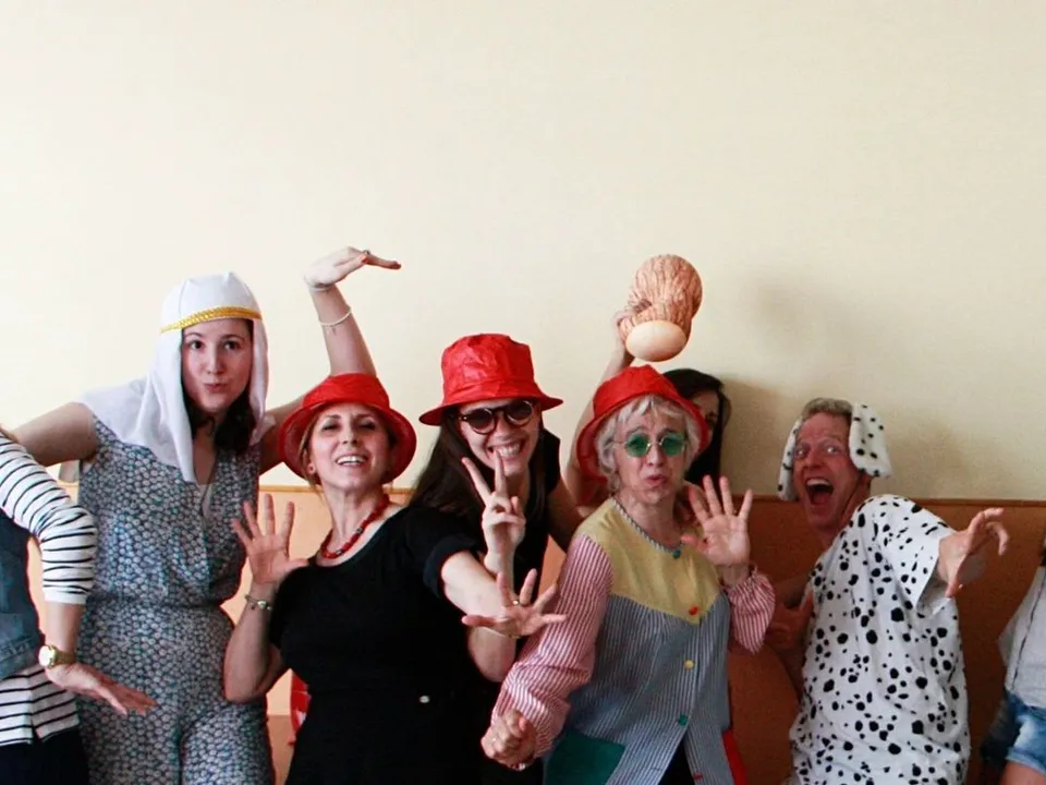 El equipo de Chameleon Theatre al completo tras un show en inglés en un colegio