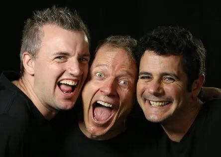 Tres actores de Chameleon Theatre riendo juntos tras una función en inglés