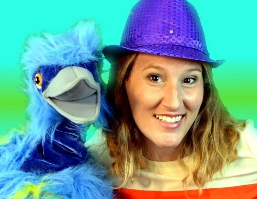 Actriz de Chameleon Theatre durante una actividad en inglés para colegios